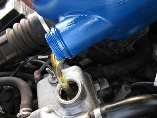 Замена масла в двигателе ВАЗ 2115 - обязательная операция по обслуживанию автомобиля Какую смазку выбрать Сколько заливать и как это сделать самостоятельно - читайте здесь