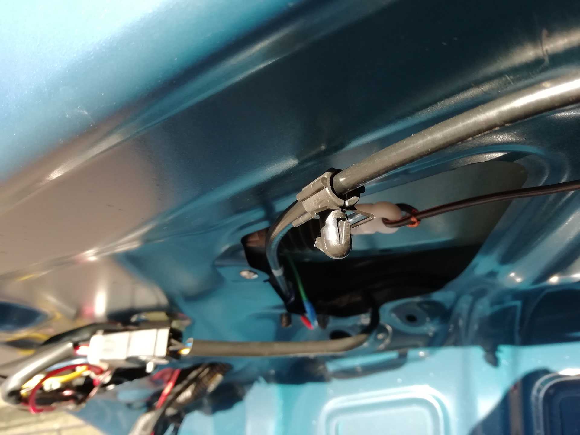 Открыть дверь машины на сигнализации. Привод замка багажника Хендай Солярис 2. Аварийное открывание багажника x5 f15. Сигнализация старлайн а91 открывается багажник. Открывание багажника старлайн а91.