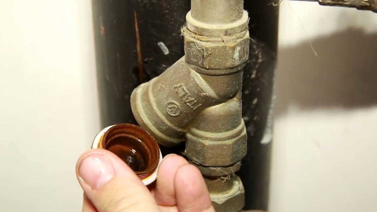 Как открутить фильтр для воды без ключа если лопнула колба