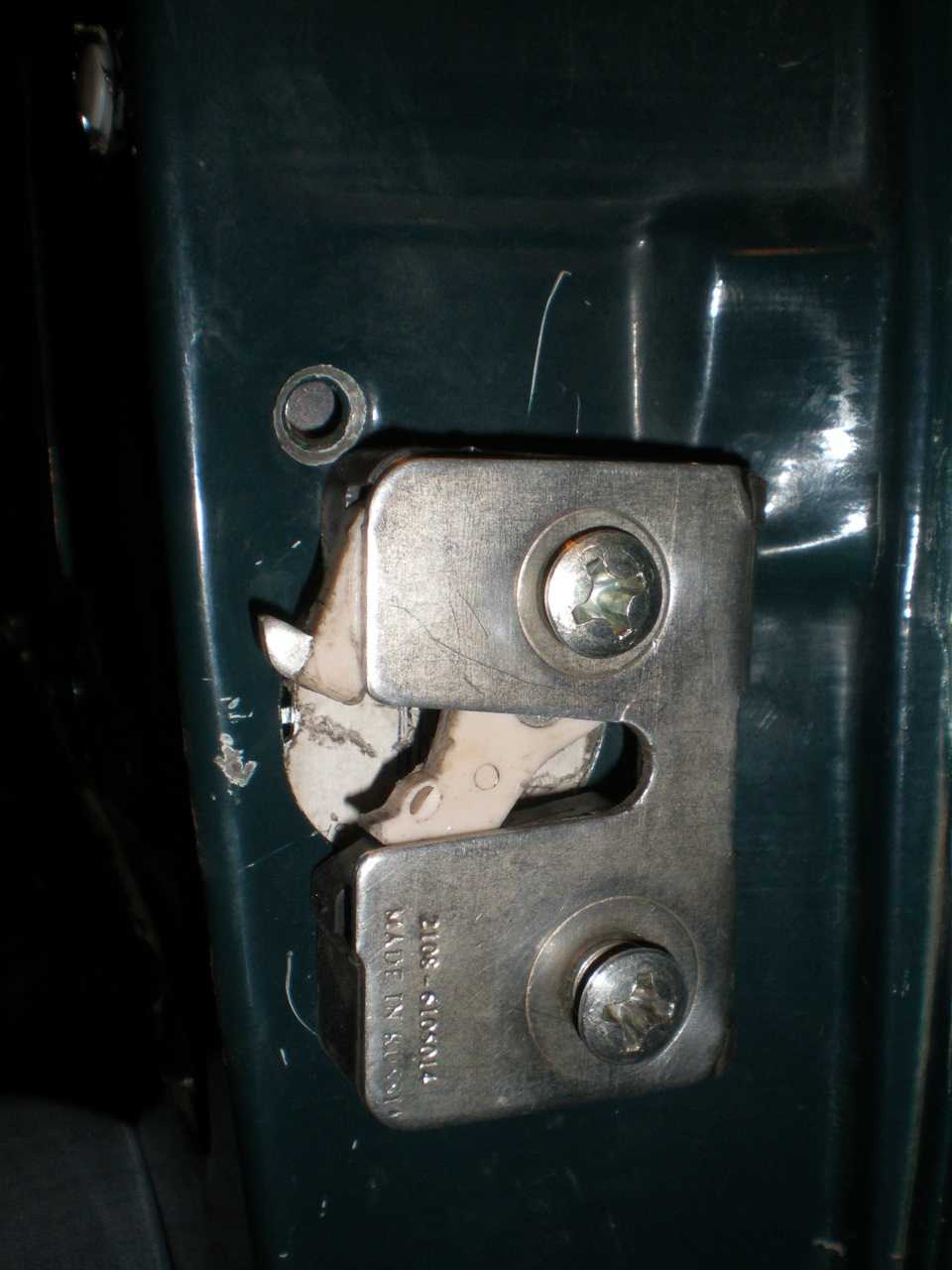 Крепление замка двери ВАЗ 2107