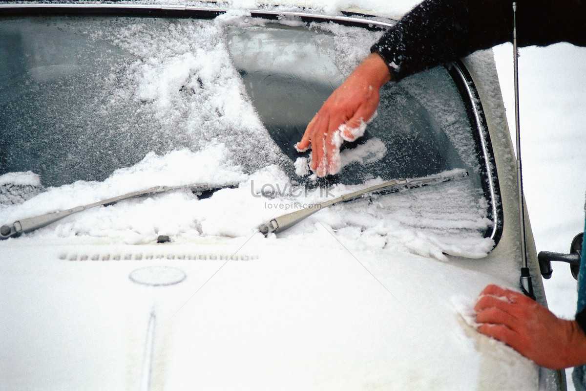Почему зимой в машине изнутри замерзают стекла: что с этим делать