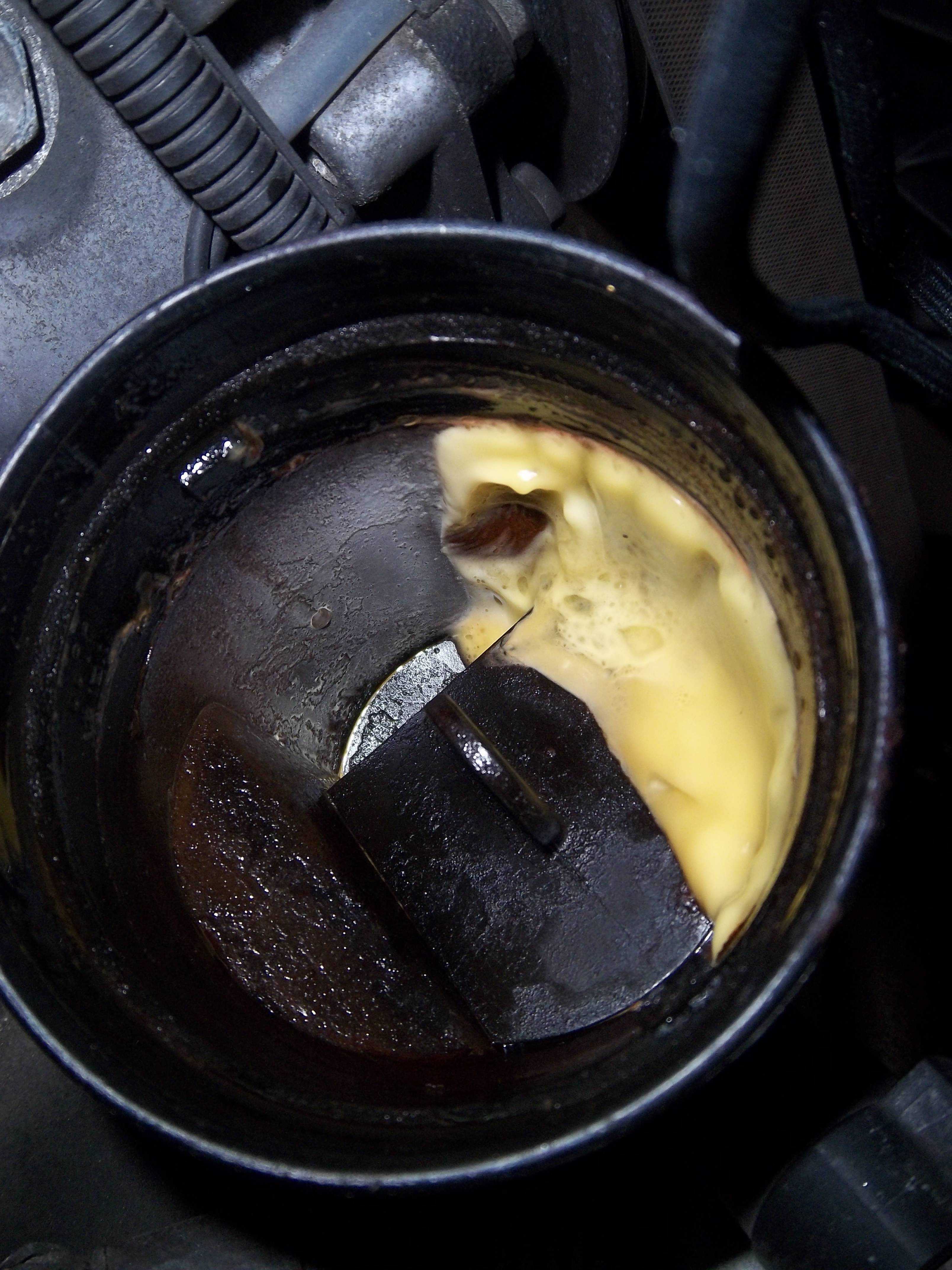 Должно ли чернеть масло в двигателе и почему это происзодит