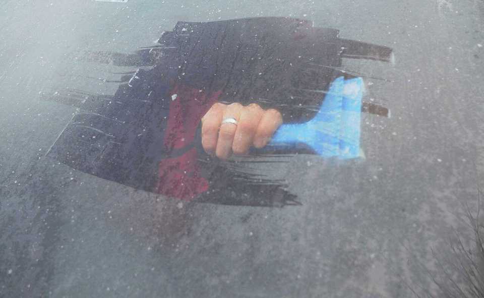 Как быстро разморозить лобовое стекло автомобиля зимой
