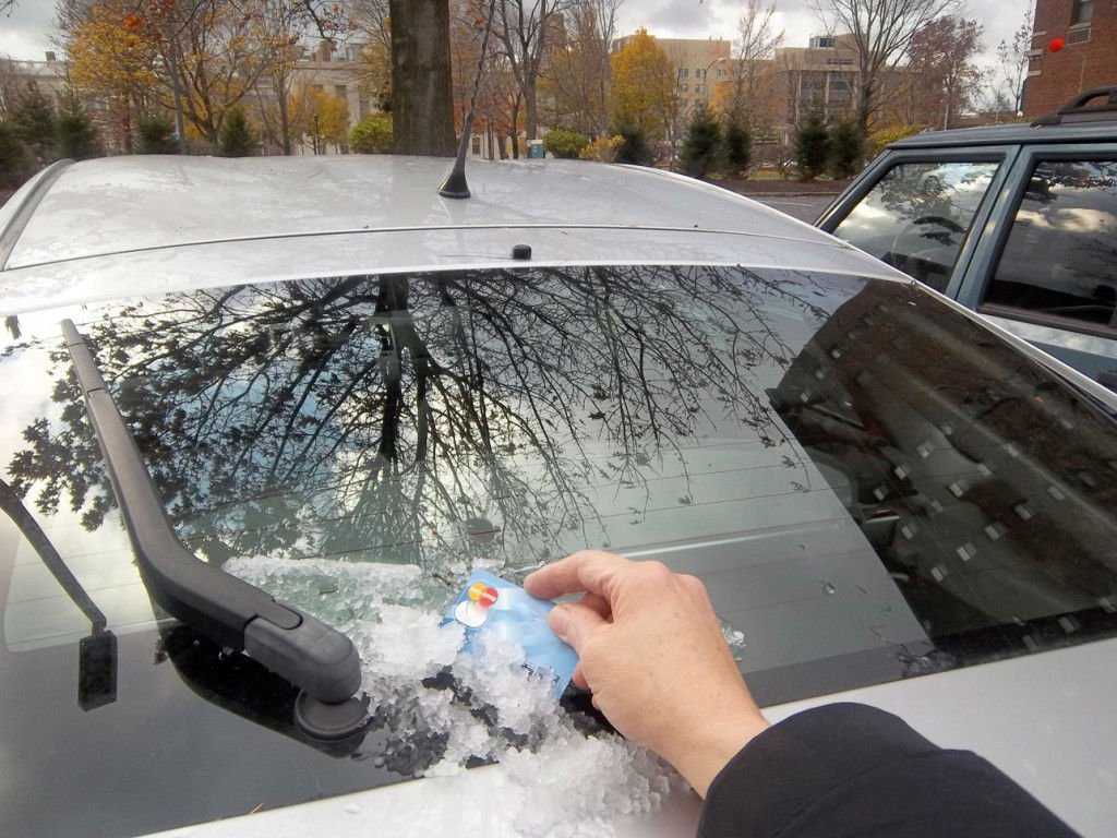 Как быстро разморозить лобовое стекло автомобиля зимой