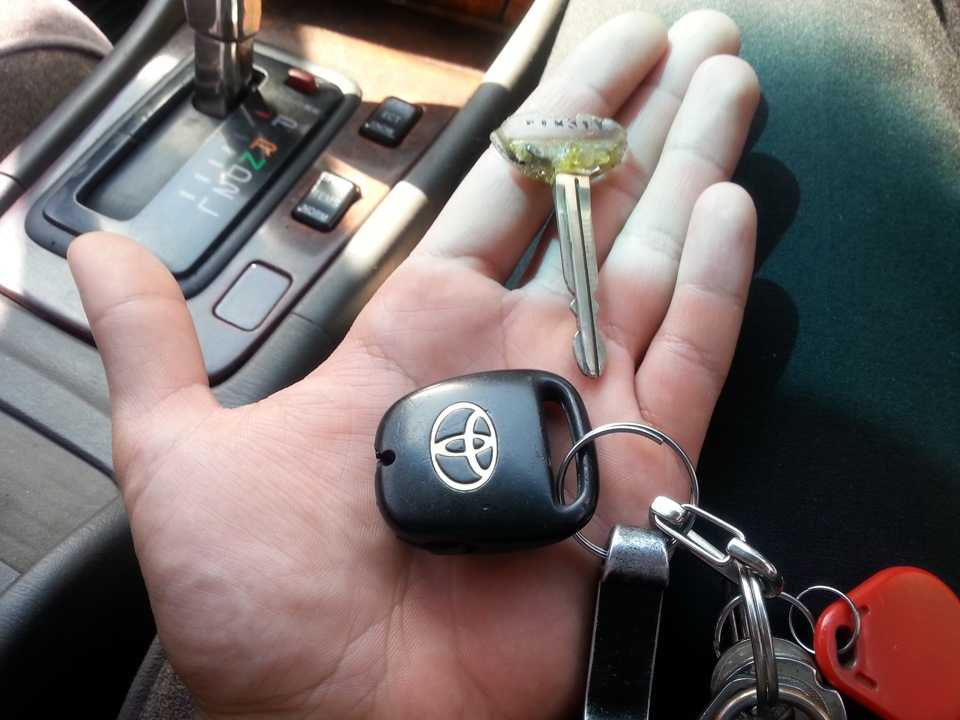 Где можно ключ сделать машины. Ключ Тойота Аллион. Celica Toyota ключ. Ключи от машины Тойота Исис.