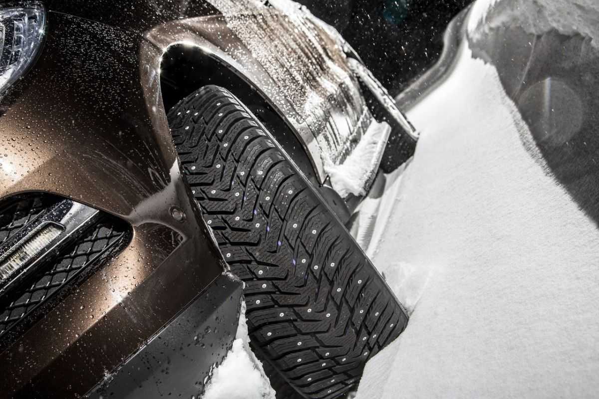 Пробег резины автомобиля. Nokian Hakkapeliitta 8 SUV. Goodyear ULTRAGRIP ремонтные шипы. Шипы для зимних колес Нокиан. Зимняя резина с резиновыми шипами.