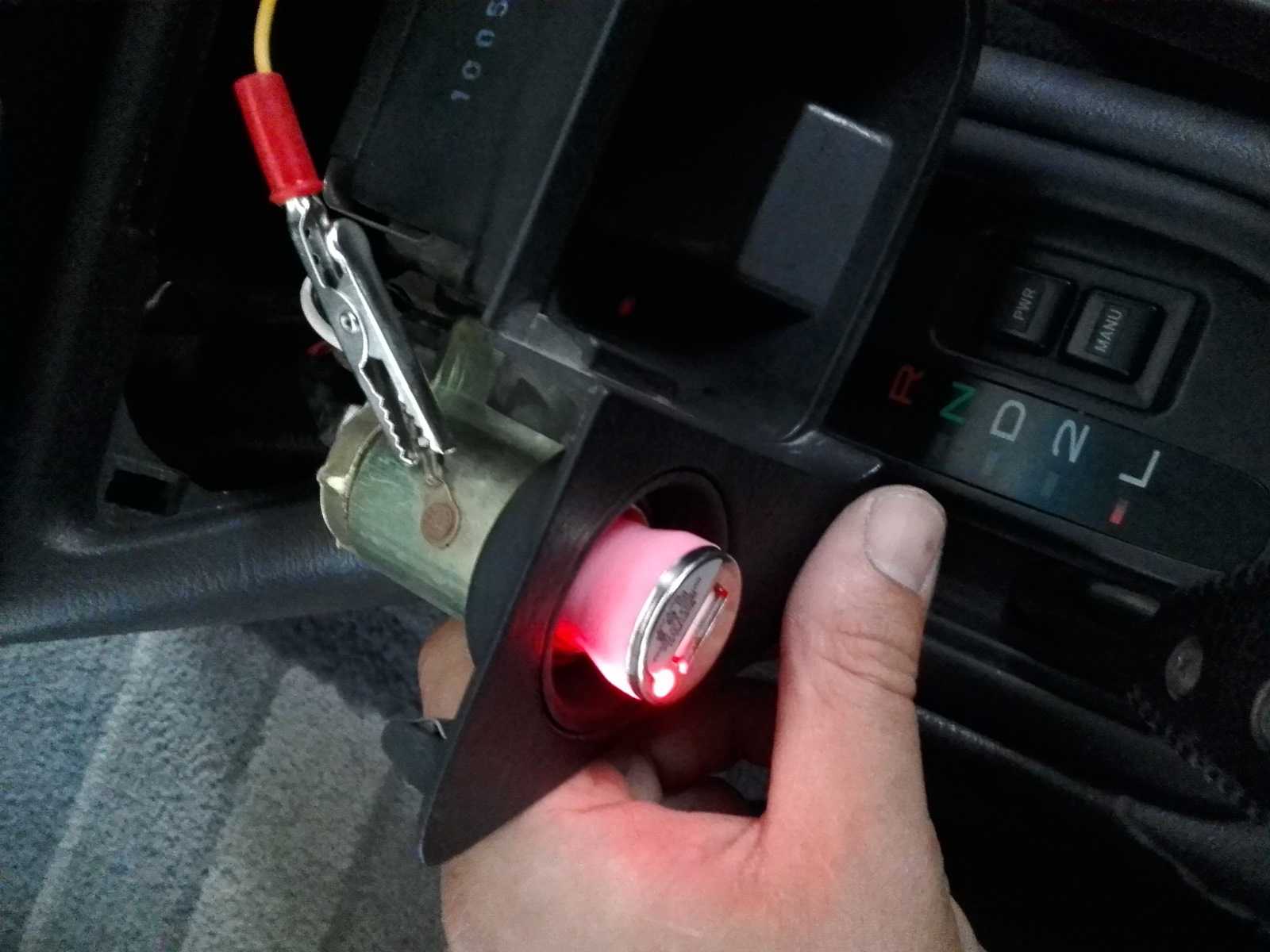 Если в вашем автомобиле не работает лампа ближнего света, прикуриватель, подогрев зеркал или любое другое электрическое оборудование, не спешите ехать в сервис