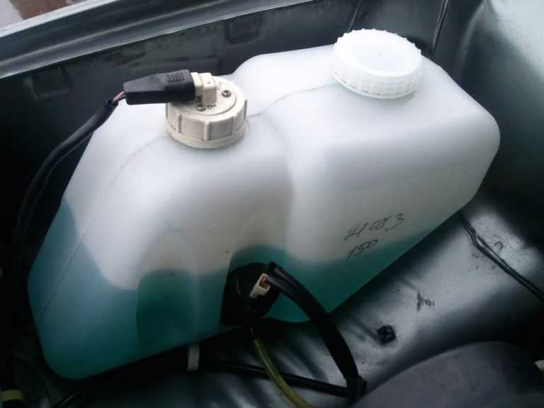 Как разморозить воду или некачественную зимнюю жидкость в бачке омывателя лобового стекла автомобиля просто и быстро