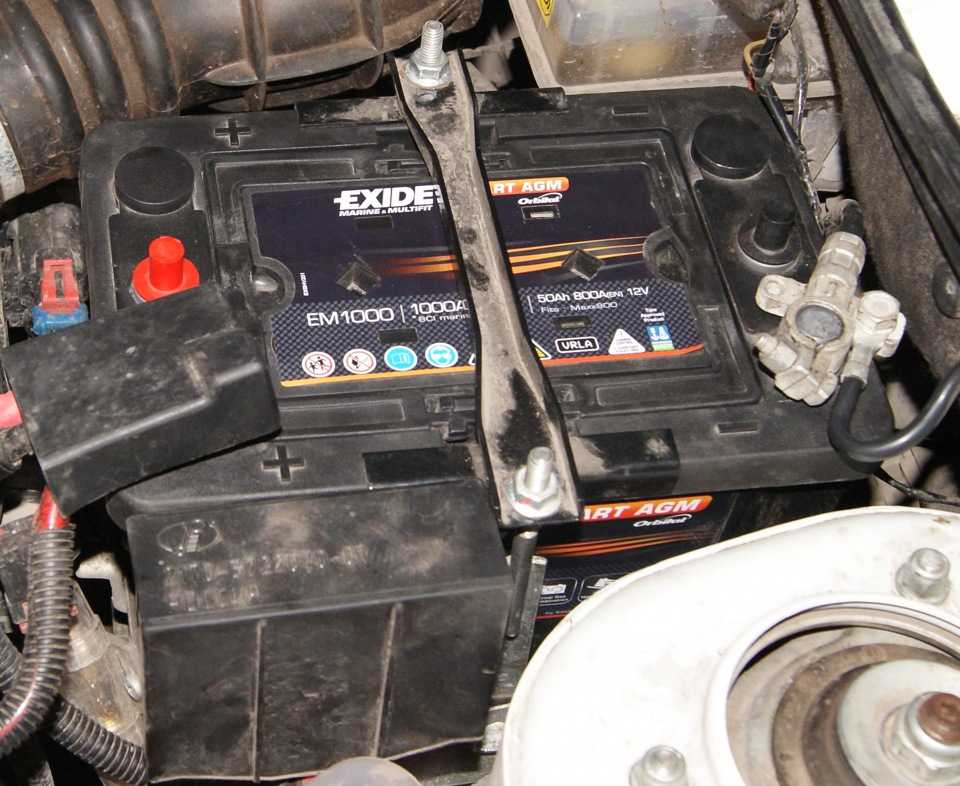 С завода в автомобиль Лада Гранта установлен аккумулятор марки AKOM, который имеет не самые лестные отзывы среди Грантоводов