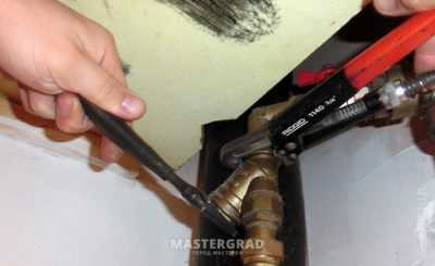 Как открутить фильтр грубой очистки воды без ключа в случае когда лопнула колба
