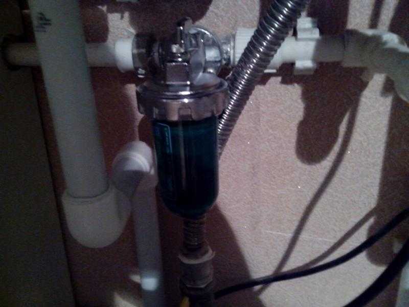 Как открутить фильтр грубой очистки воды без ключа в случае когда лопнула колба