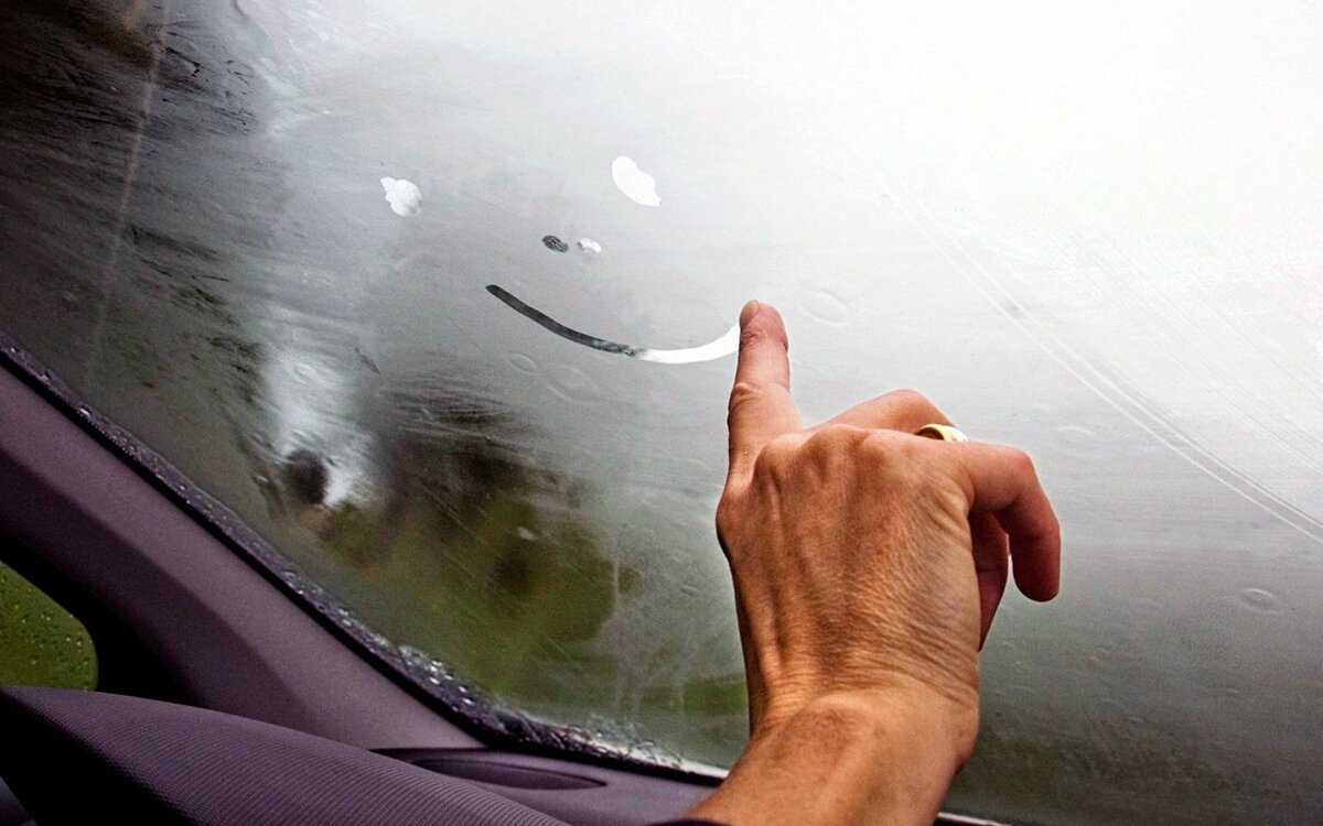 Потеет машина в дождь что делать. Запотевшее лобовое стекло автомобиля. Окно автомобиля. Запотевшее окно в машине. Стекла машины.