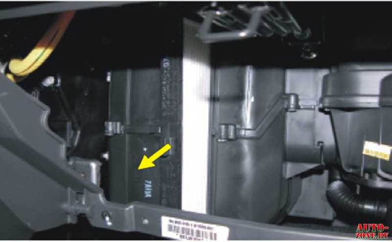Замена фильтра салона в Шевроле Авео производится вместе с заменой моторного масла, топливного фильтра, т